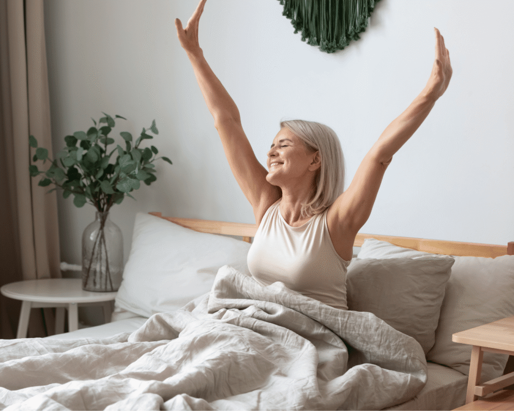 Mulher feliz despertando no seu quarto organizado