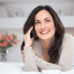 Mulher aproveitando a paz do seu lar num ambiente organizado