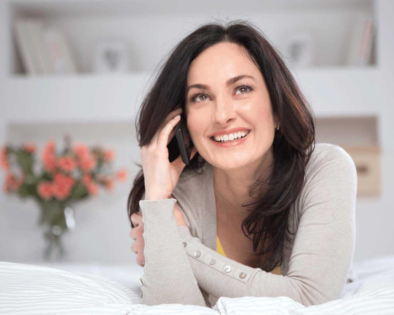 Mulher aproveitando a paz do seu lar num ambiente organizado