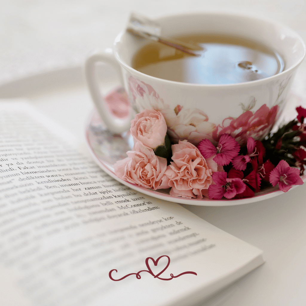 Xícara de chá fumegante sobre uma mesa com um livro aberto