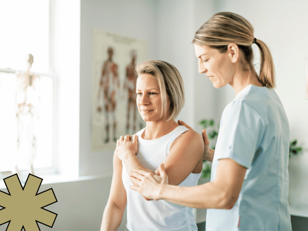 Fisioterapeuta atendendo paciente mulher 40+